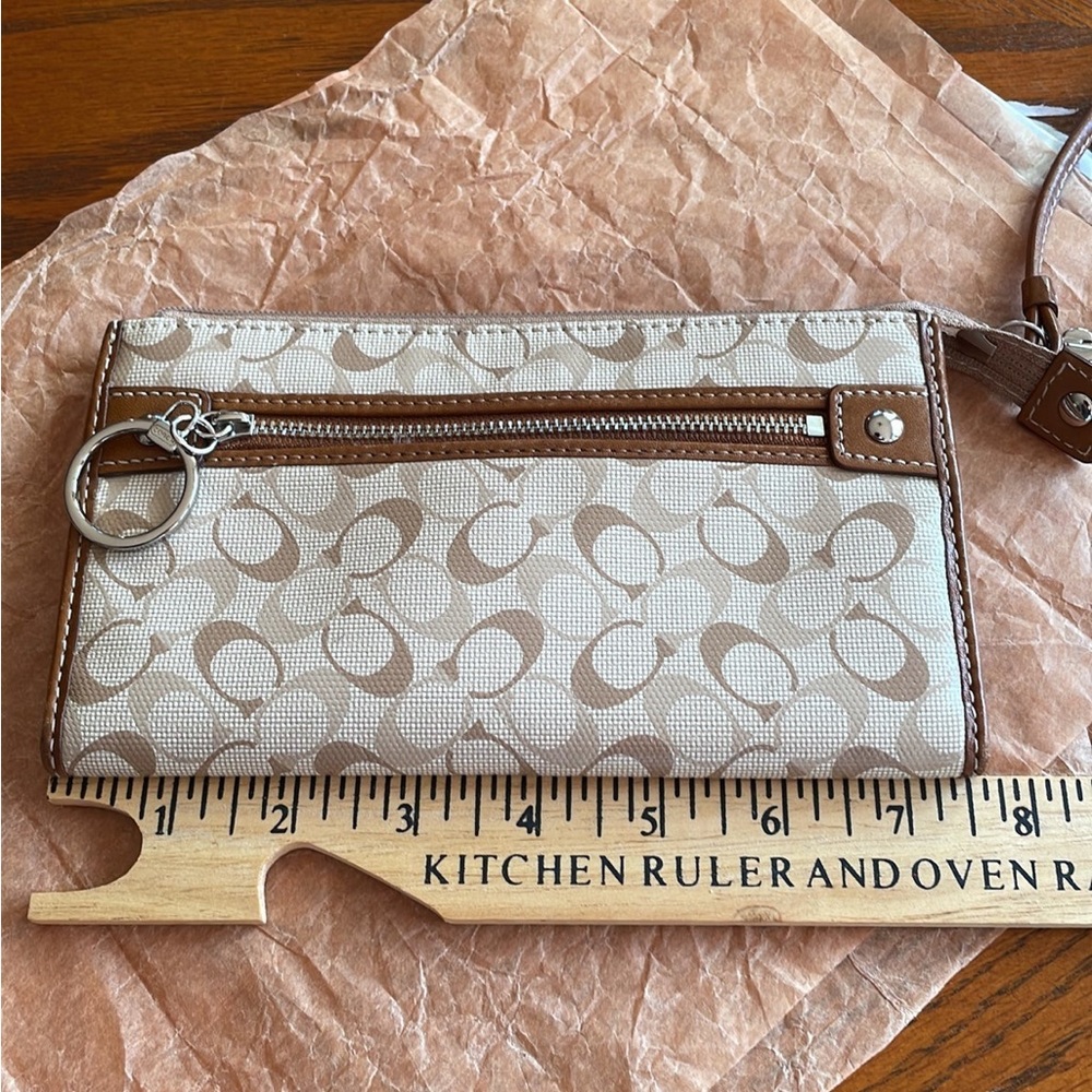Coach Chelsea Signature wristlet - Picture 8 of 10